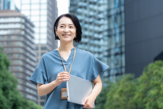仕事をする60代女性の画像