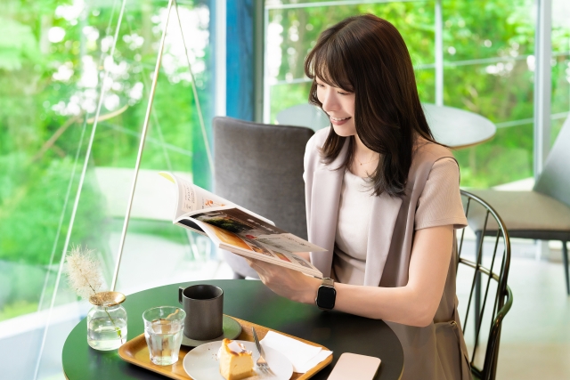 会員誌を読む女性イメージ画像